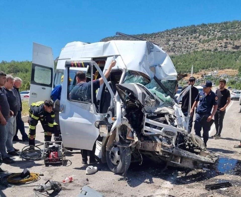 Mersin'de feci kaza | Minibüs, otobüse çarptı: 1 ölü, 2 yaralı - 1
