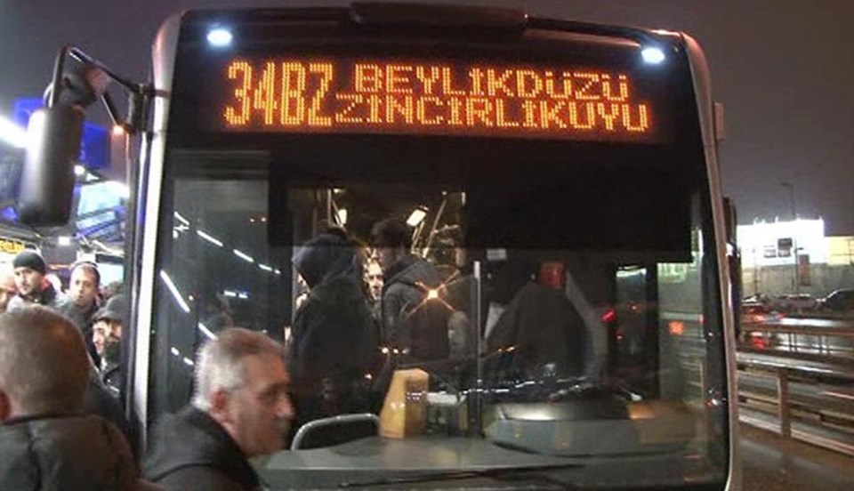 İstanbul'da metrobüs, yol hattına inen bir kişiye çarptı - 2
