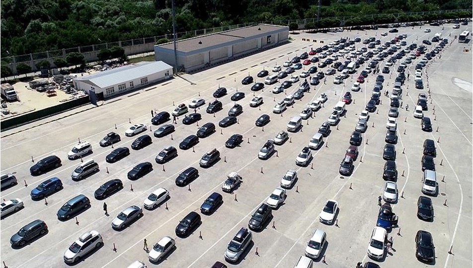 Tatilde gümrük kapılarından geçen yolcu sayısı 1 milyonu aştı