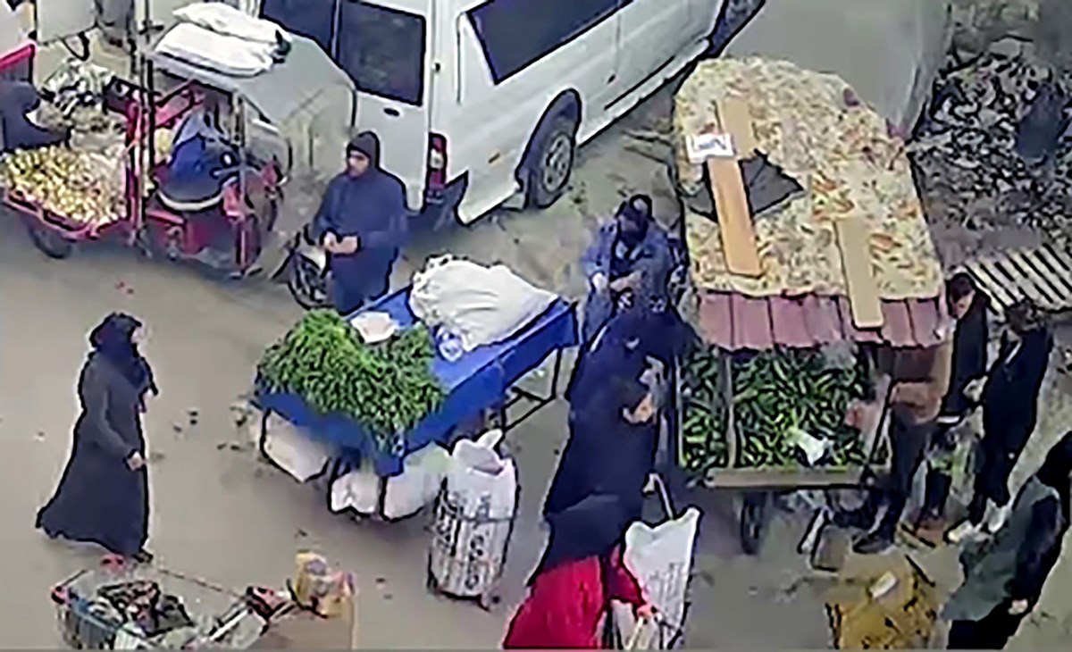 Yankesicilik anları pazardaki güvenlik kameraları tarafından kaydedildi