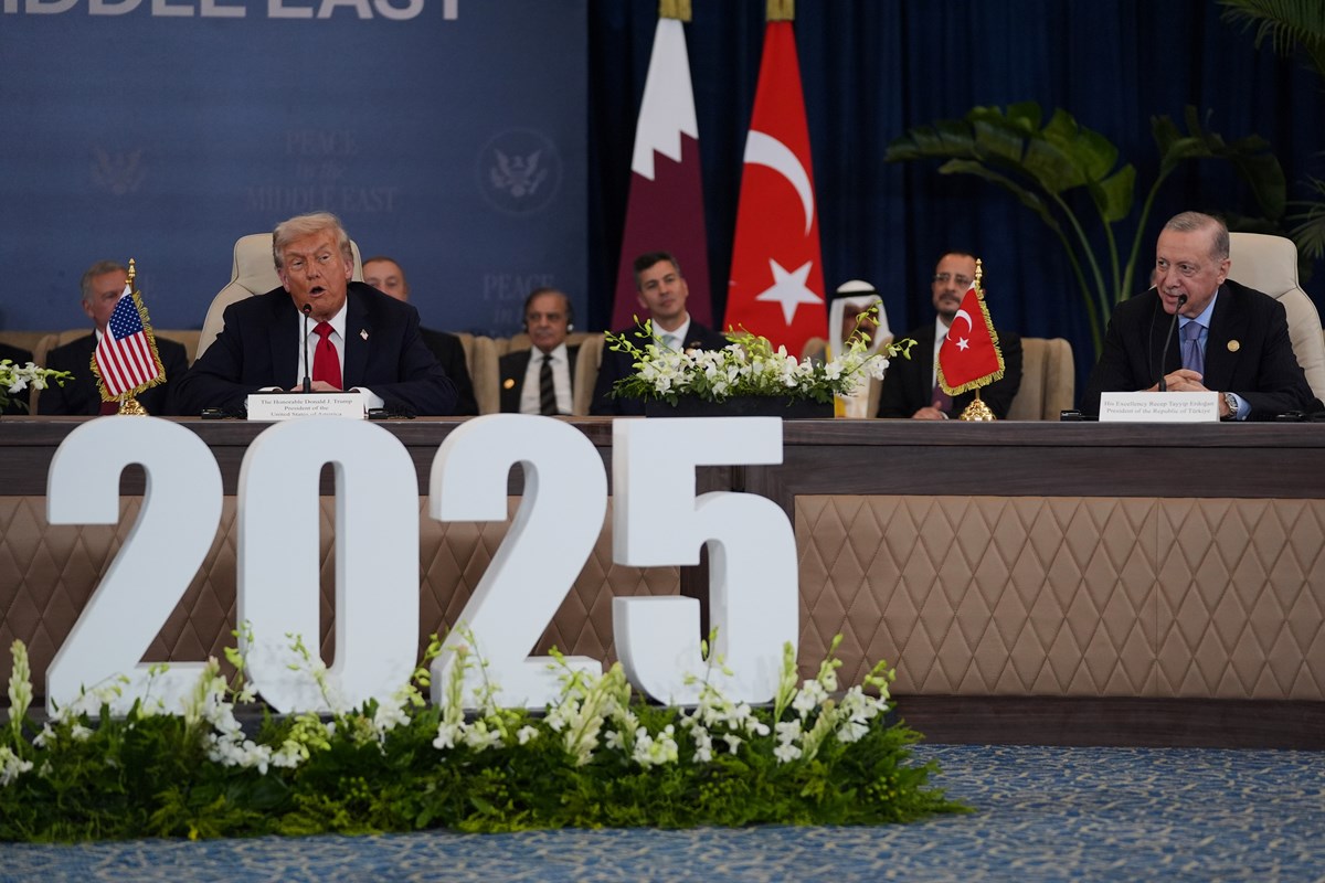 Arabulucular Mısır, Katar ve Türkiye, ABD Başkanı Donald Trump ile Gazze ateşkes anlaşmasıyla ilgili bir belge imzaladı. Arabulucular Mısır, Katar ve Türkiye, ABD Başkanı Donald Trump ile Gazze ateşkes anlaşmasıyla ilgili bir belge imzaladı.