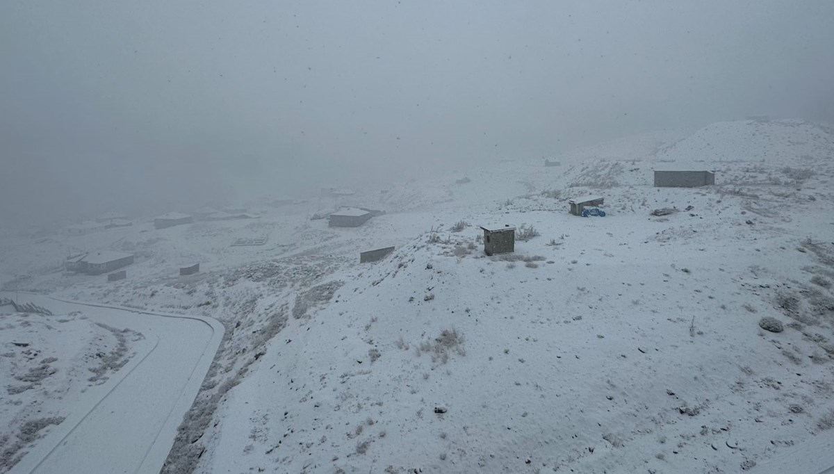 Hakkari'de kar yolları kapattı Hakkari'de kar yolları kapattı