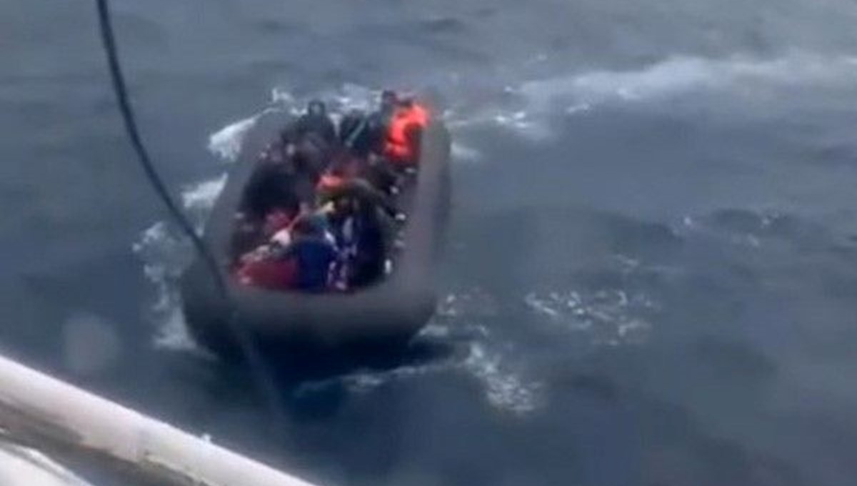 Kuşadası'nda kaçak teknesi sürüklendi: Can pazarı yaşandı Kuşadası'nda kaçak teknesi sürüklendi: Can pazarı yaşandı