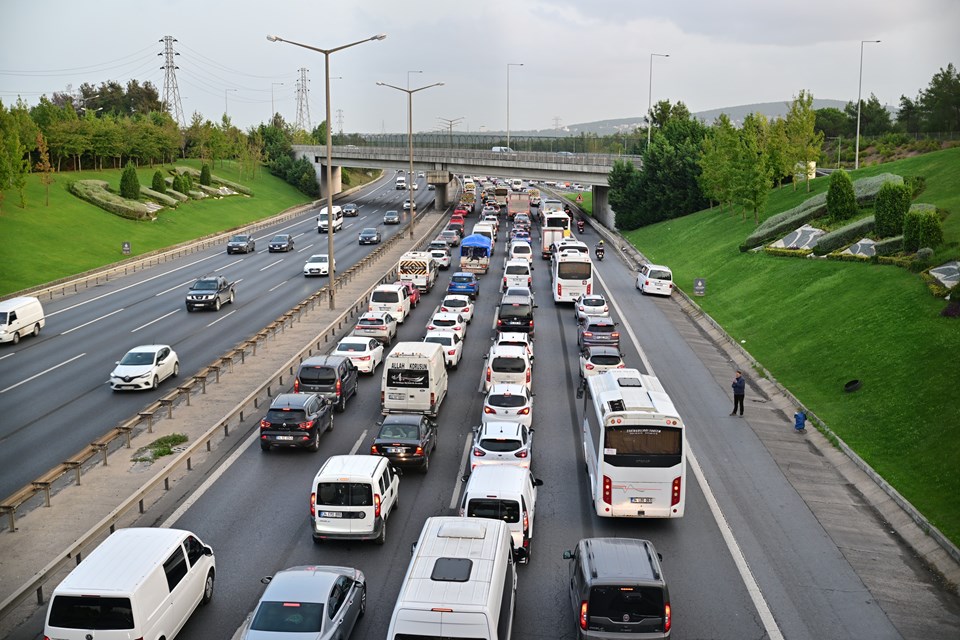 İstanbul'da sabah saatlerinde trafik yoğunluğu - 1