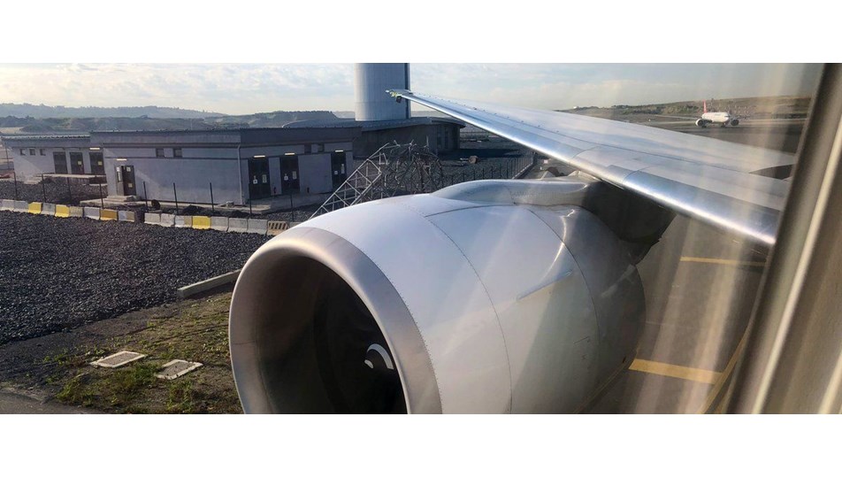 Yeni havalimanında Boeing'in kanadı elektrik direğine çarptı