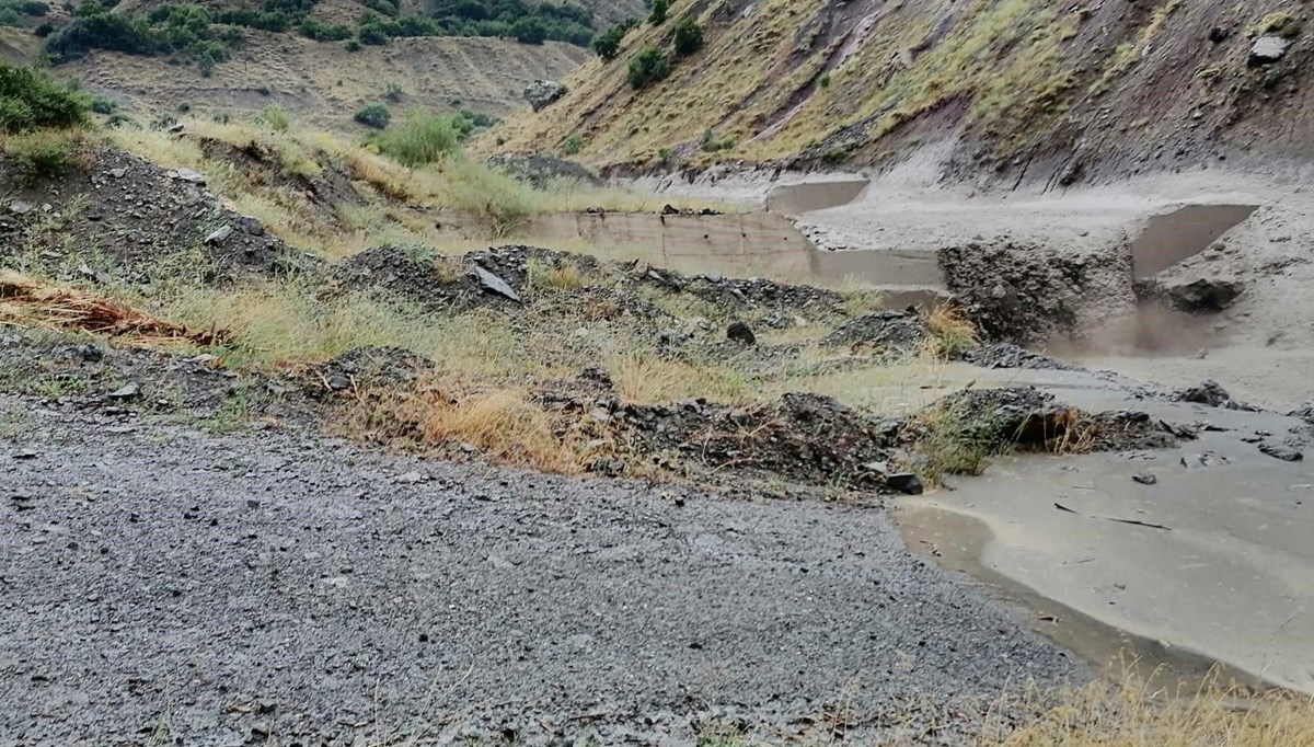 Sel köy yolunun ulaşımını kapadı