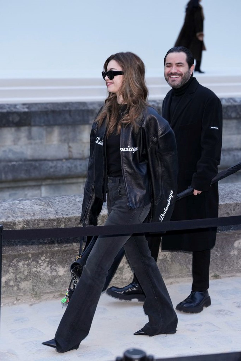 Afra Saraçoğlu, Paris Moda Haftası'nı Siyahın Cazibesiyle Fethetti! 73 GXDi8pZDU0awGv9sL4a4JA