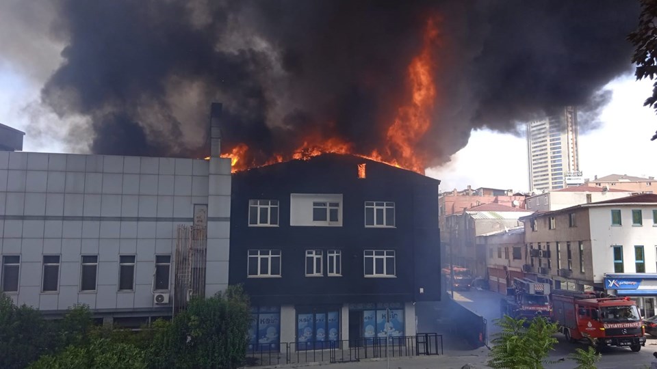 Ataşehir'deki yangın kontrol altında - 1