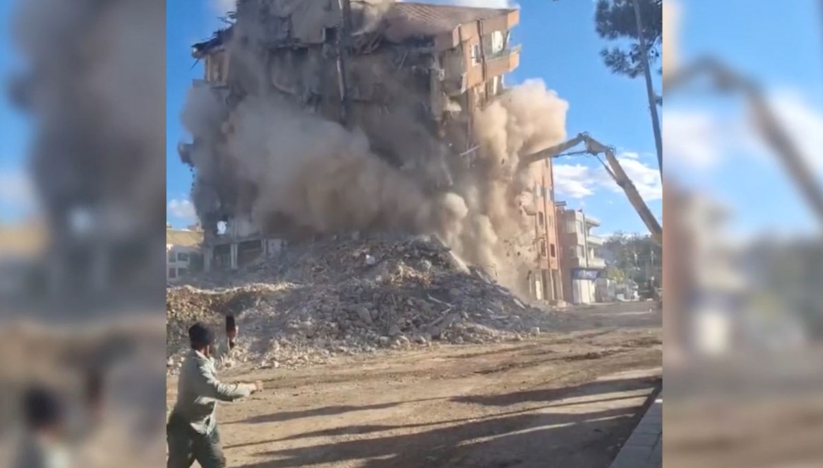 Şanlıurfa'da ağır hasarlı 10 katlı iş merkezi yıkıldı Şanlıurfa'da ağır hasarlı 10 katlı iş merkezi yıkıldı