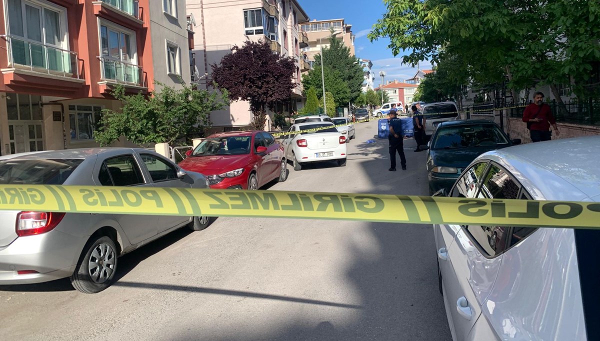 Emekli polis, borç-alacak tartışmasında kurşun yağdırdı: 1 ölü, 1 yaralı Emekli polis, borç-alacak tartışmasında kurşun yağdırdı: 1 ölü, 1 yaralı