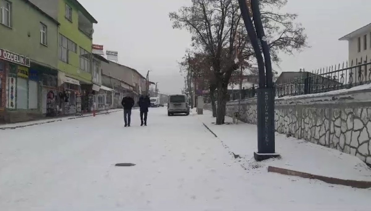 Karlıova'da kar yağışı etkili oldu Karlıova'da kar yağışı etkili oldu