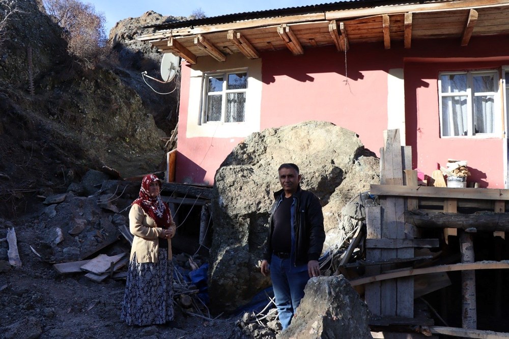 Dağdan kopan kaya balkona girdi - 8