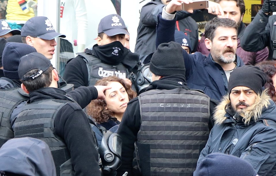 HDP'li milletvekili, polisin kolunu ısırdı - 2