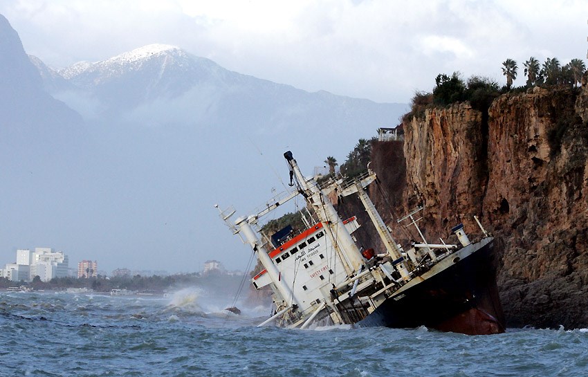 Ship crash. Крушение корабля. Крушение кораблей в шторм. Корабль терпит кораблекрушение. Судно терпит крушение.