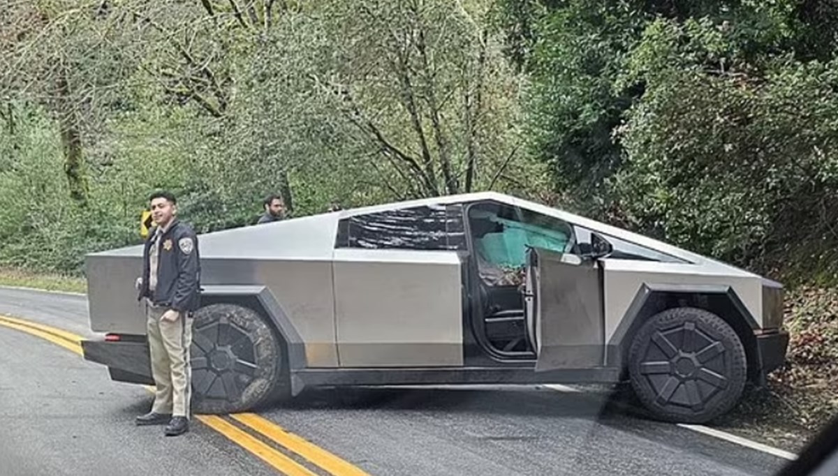 Tesla Cybertruck ilk kazasını yaptı