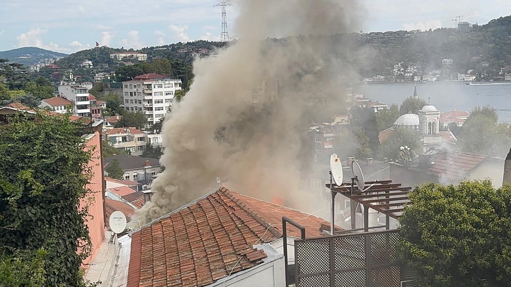 Boğaz'da yangın paniği: Alevler hızla yayıldı, ünlü oyuncunun da evi yandı - 3