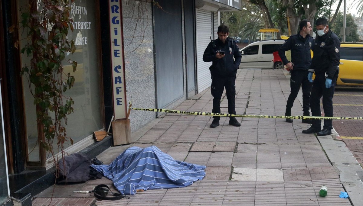 Antalya'da bekçilerin hastaneye gitmeye ikna edemediği evsiz, ölü bulundu