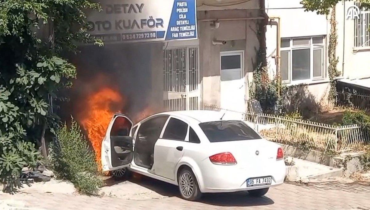 Kütahya'da park halindeki otomobil yandı