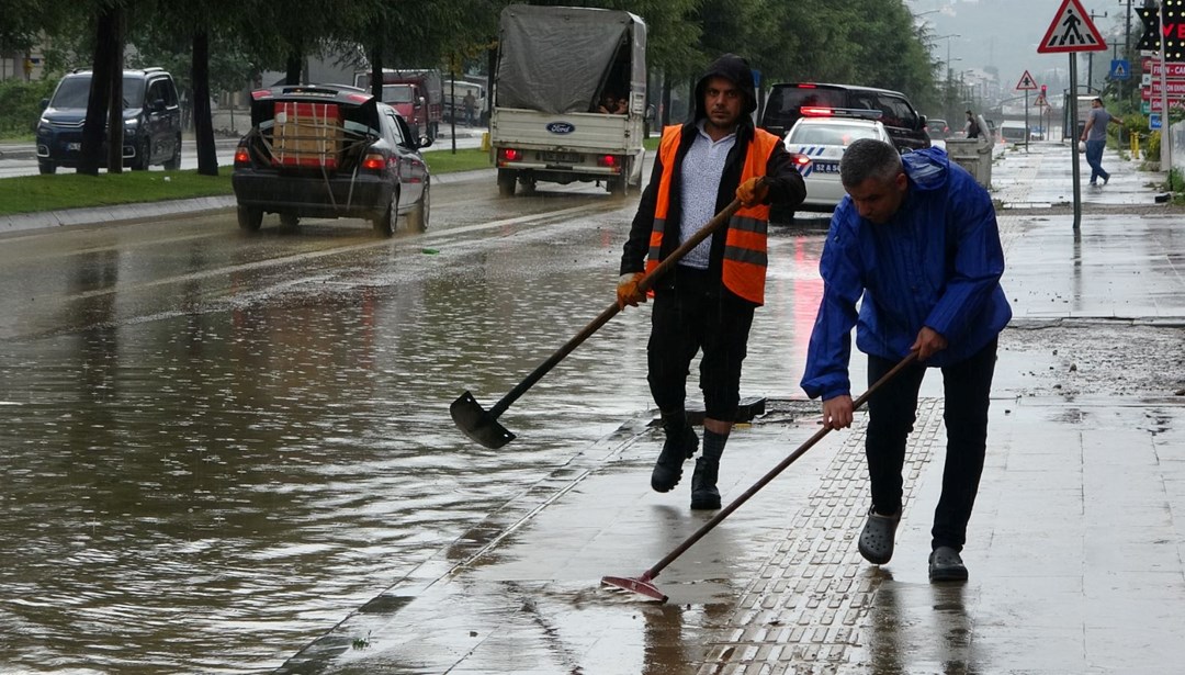 Ordu'da şiddetli yağış! Yol ulaşıma kapandı