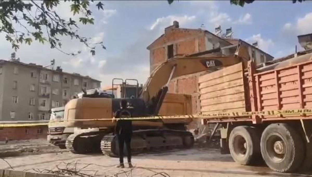Feci olay: İş makinesi ile kamyonun arasında kalan işçi öldü Feci olay: İş makinesi ile kamyonun arasında kalan işçi öldü