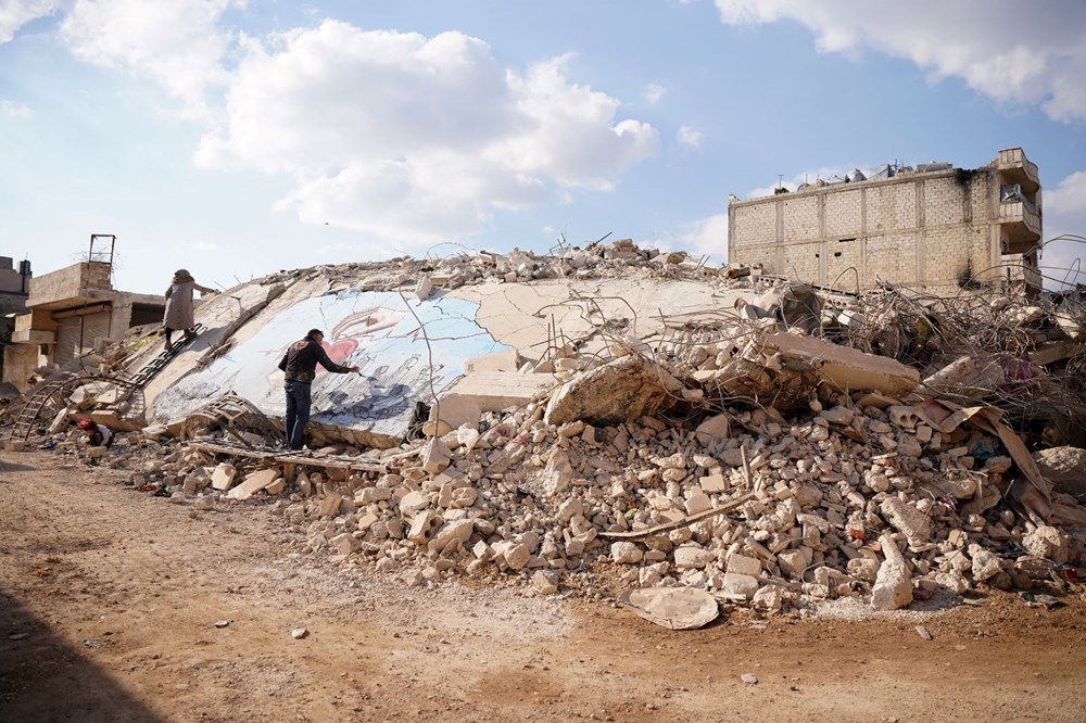 Suriyeliler acılarını bu kez deprem enkazına resmetti - 8