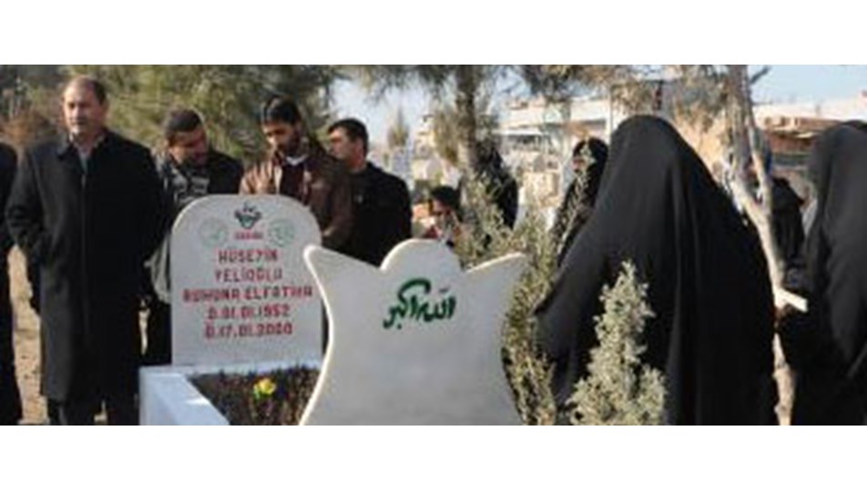 Hizbullah lideri mezarında anıldı