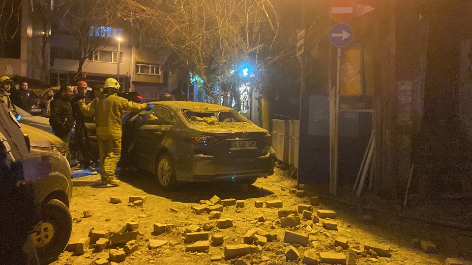 Beşiktaş’ta tarihi binanın çatısı yoldan geçen otomobilin üzerine düştü - 1