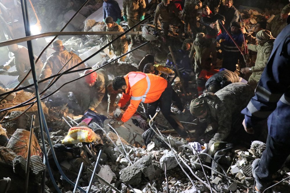 Enkaz altındakiler için zamana karşı yarış - 4