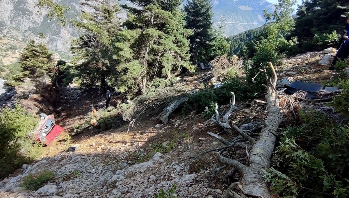 Uçuruma uçan araçta iki ölü