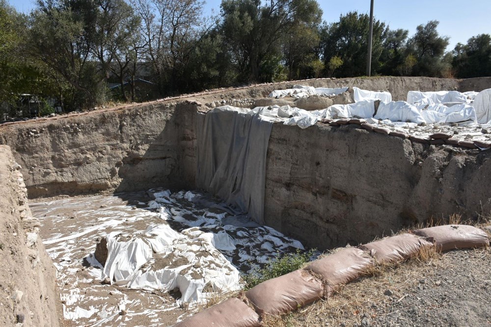 Ulucak Höyüğü'nde 7 bin 700 yıllık insan figürleri bulundu - 3