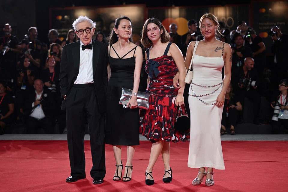 Tartışmalı yönetmen Woody Allen Venedik'te hem alkışlandı hem protesto edildi - 2