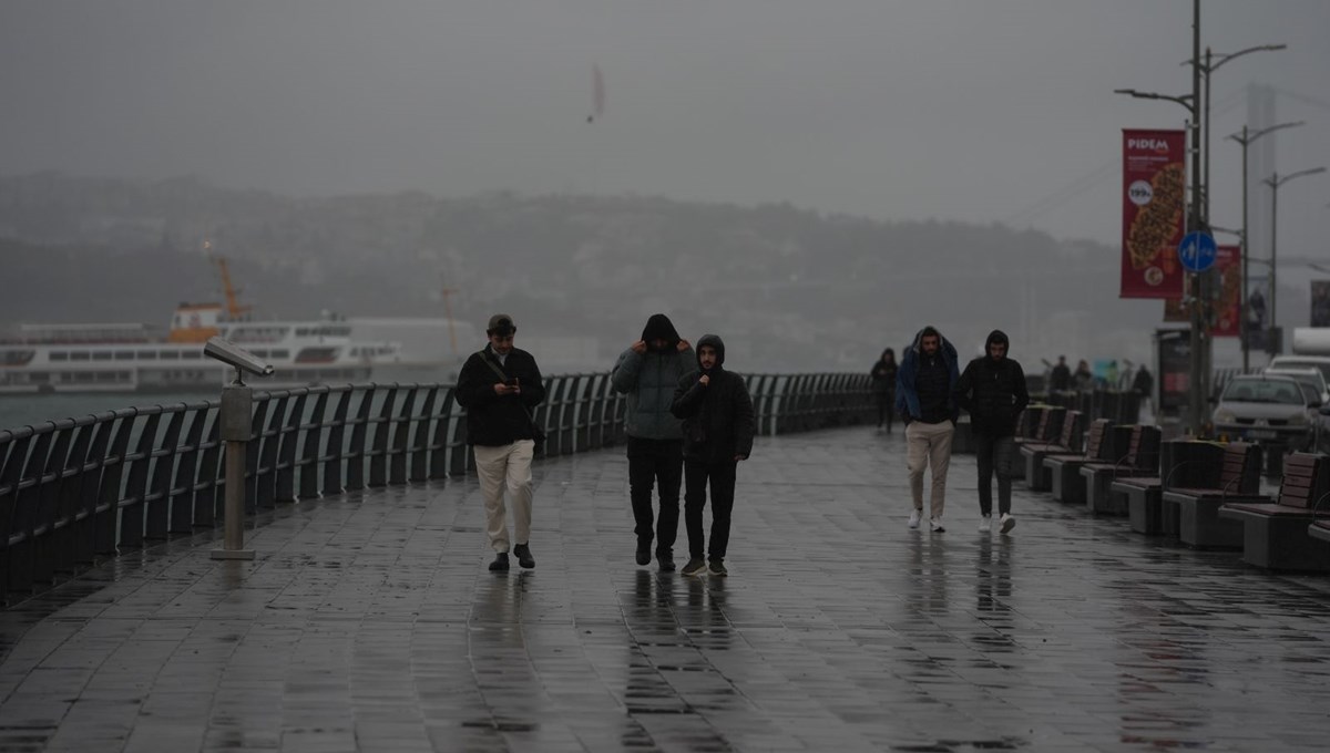 İstanbul'da deniz ve hava ulaşımına fırtına engeli: Uçaklar tur atıyor