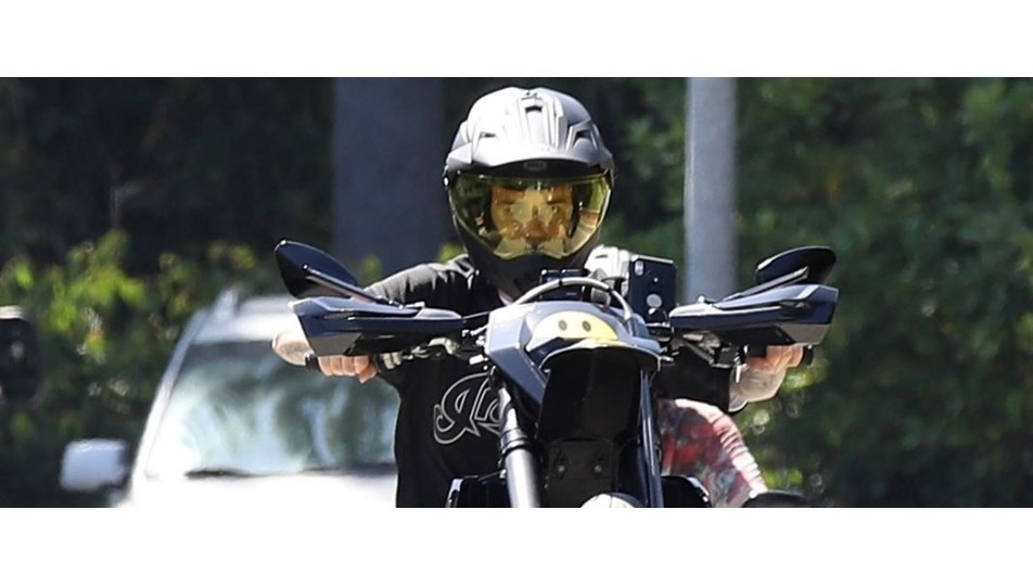 Justin Bieber’dan motorla tek tekerlek şovu