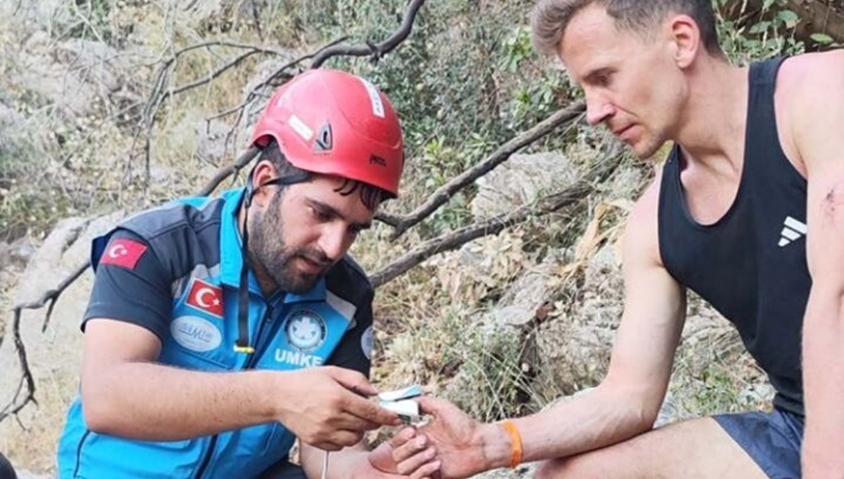 Marmaris’te mahsur kalan Rus turistler 4 saat sonra kurtarıldı Marmaris’te mahsur kalan Rus turistler 4 saat sonra kurtarıldı