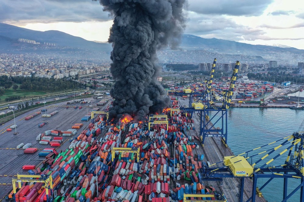 İskenderun Limanı'nda depremde devrilen konteynerlerde çıkan yangın devam ediyor - 5