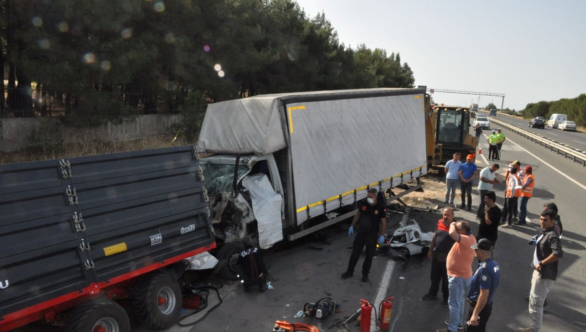 Kamyonet, buğday yüklü römorka arkadan çarptı: 3 ölü, 1 yaralı