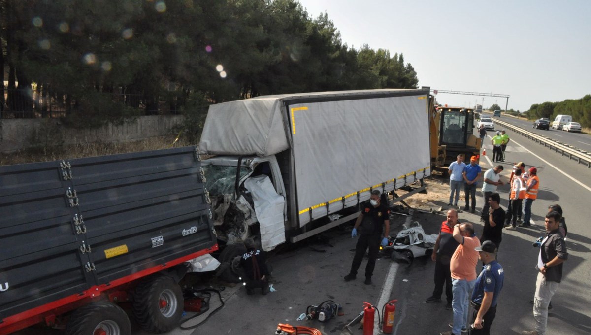 Kamyonet, buğday yüklü römorka arkadan çarptı: 3 ölü, 1 yaralı Kamyonet, buğday yüklü römorka arkadan çarptı: 3 ölü, 1 yaralı