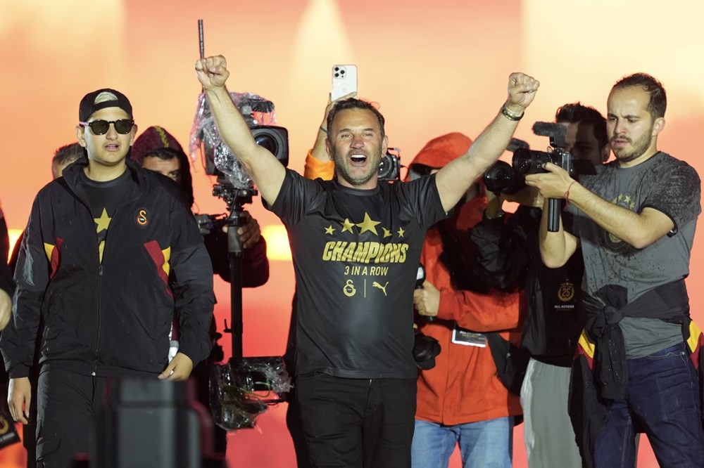 Okan Buruk, canlı yayında ayrılıkları ve Osimhen'i açıkladı: