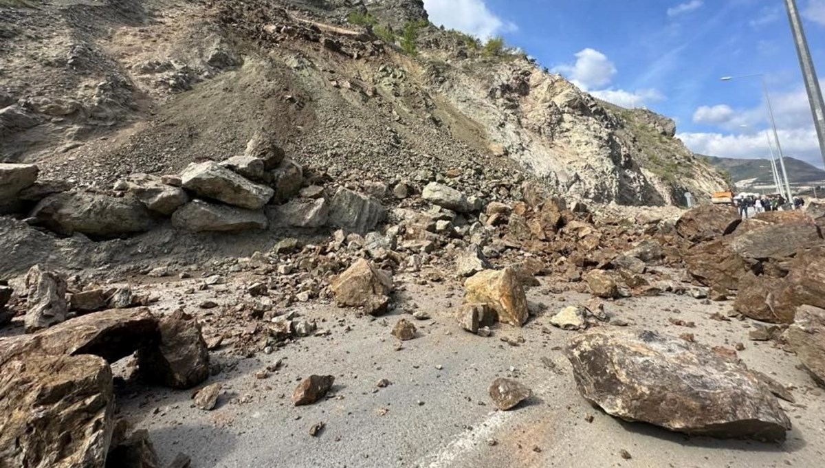 Artvin’de heyelan: Yusufeli yolu ulaşıma kapandı