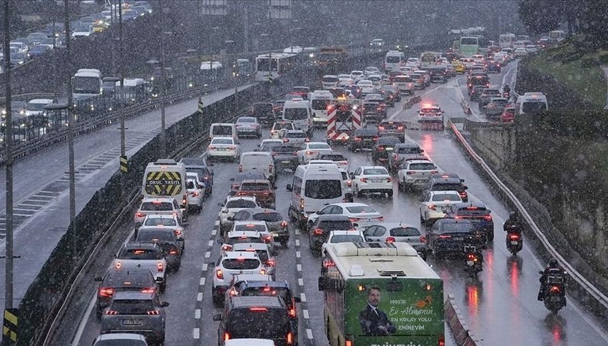 İstanbul trafiğinde kar yoğunluğu