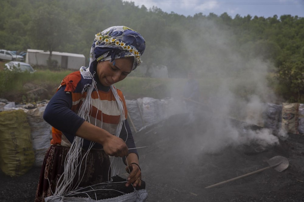 Ekmeklerini mangal kömüründen çıkarıyorlar - 14