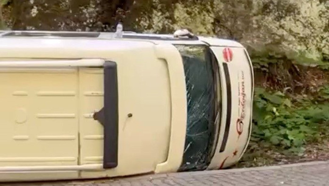 Yedigöller'de kontrolden çıkan minibüs devrildi