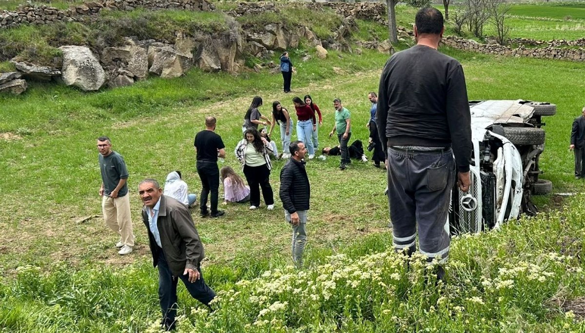 Kayseri'de öğrenci servisi devrildi Kayseri'de öğrenci servisi devrildi