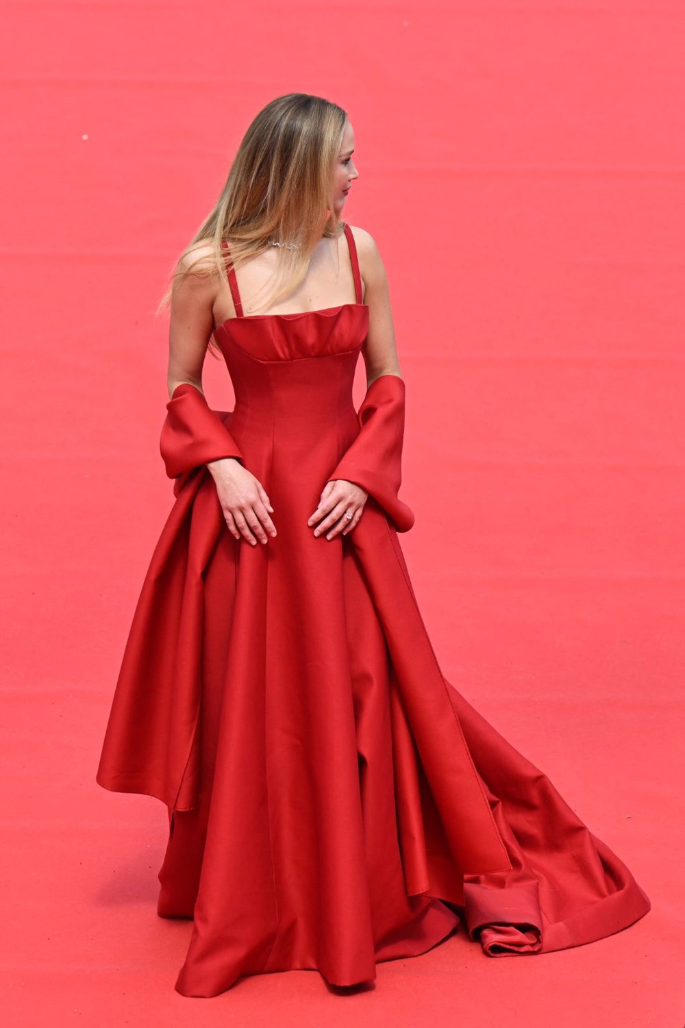 Jennifer Lawrence Cannes Film Festivali kırmızı halısındaki "ilginç" ayakkabı seçimiyle çok konuşuldu - 2