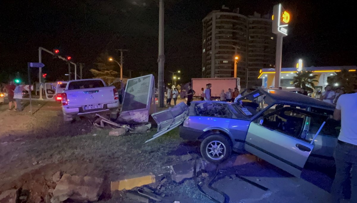 Işık ihlali yapan kamyonet, 2 araca çarptı: 1 ölü, 2 yaralı Işık ihlali yapan kamyonet, 2 araca çarptı: 1 ölü, 2 yaralı