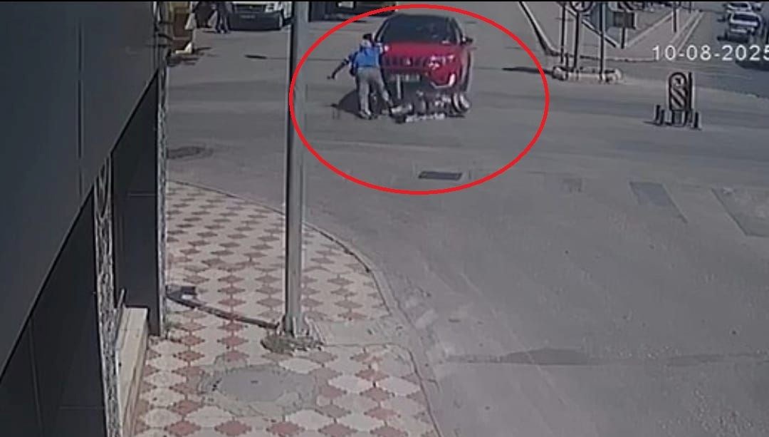 Otomobil, elektrikli bisiklete çarptı