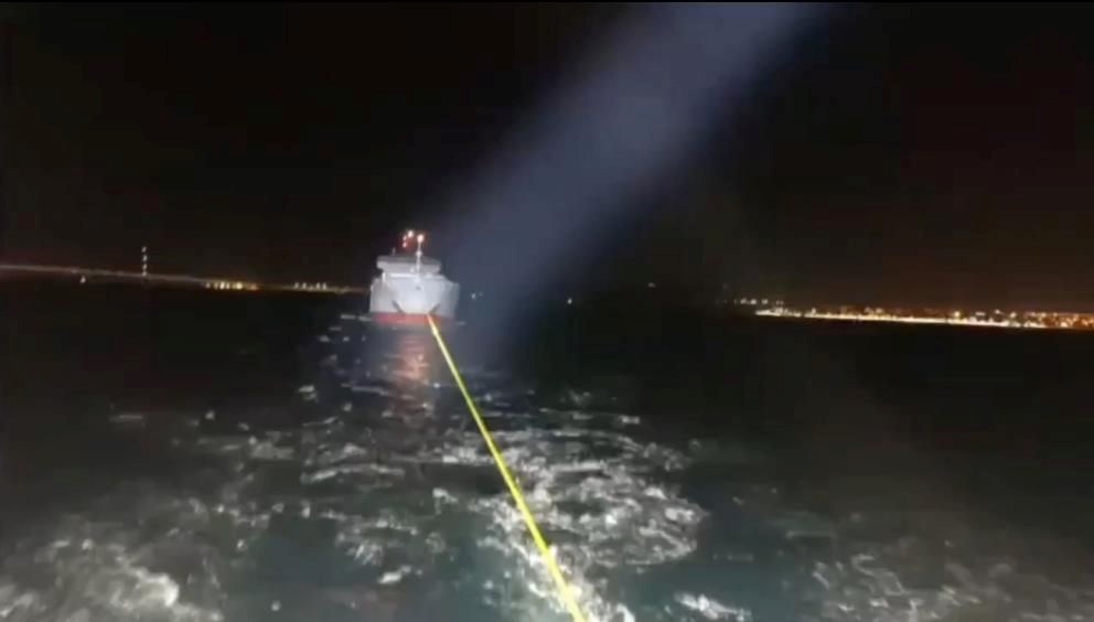 Boğazdan geçen gemi arızalandı