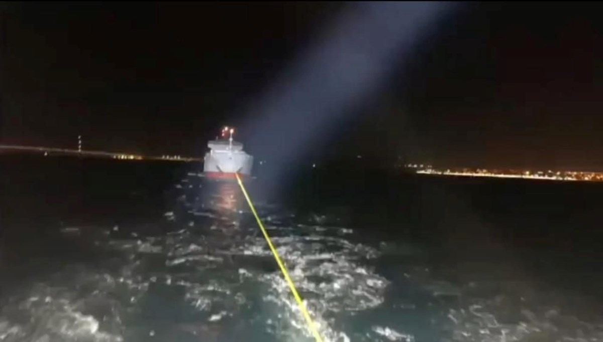 Boğazdan geçen gemi arızalandı Boğazdan geçen gemi arızalandı