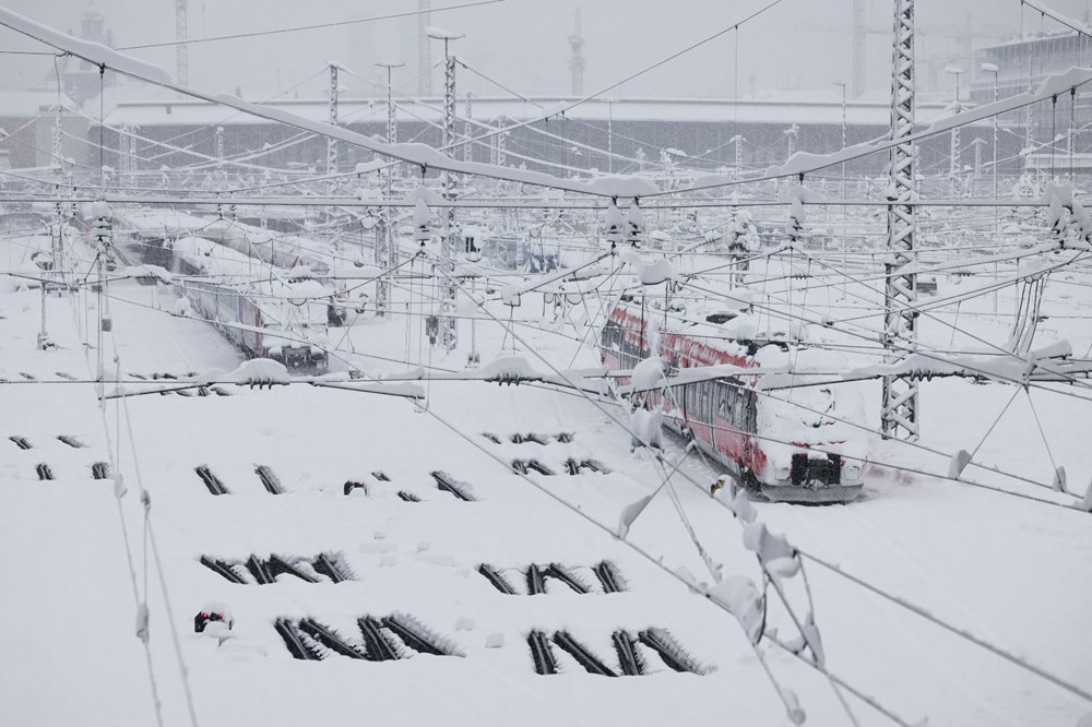 Almanya'da kar esareti: Uçuşlar iptal edildi, tren ve otobüsler çalışmadı - 14