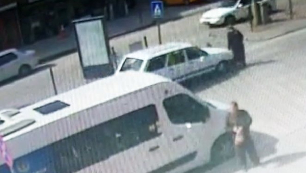 Otomobilin yayaya çarpma anı kamerada